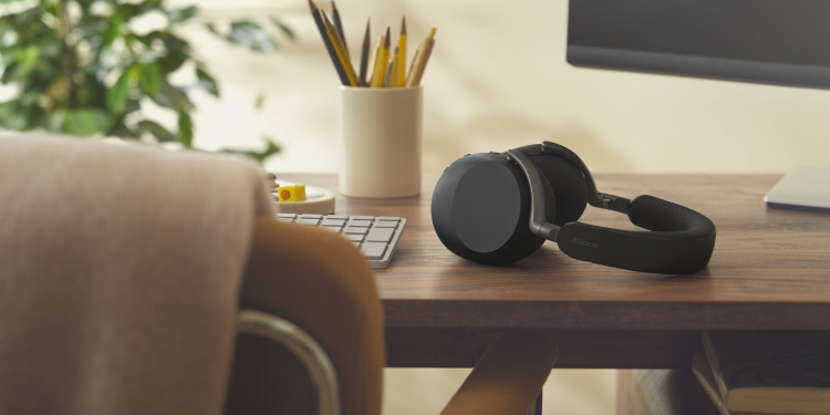 Jabra-Evolve3-85-UC-Home-Office-Lying-Medium-scaled-750x375 Accueil