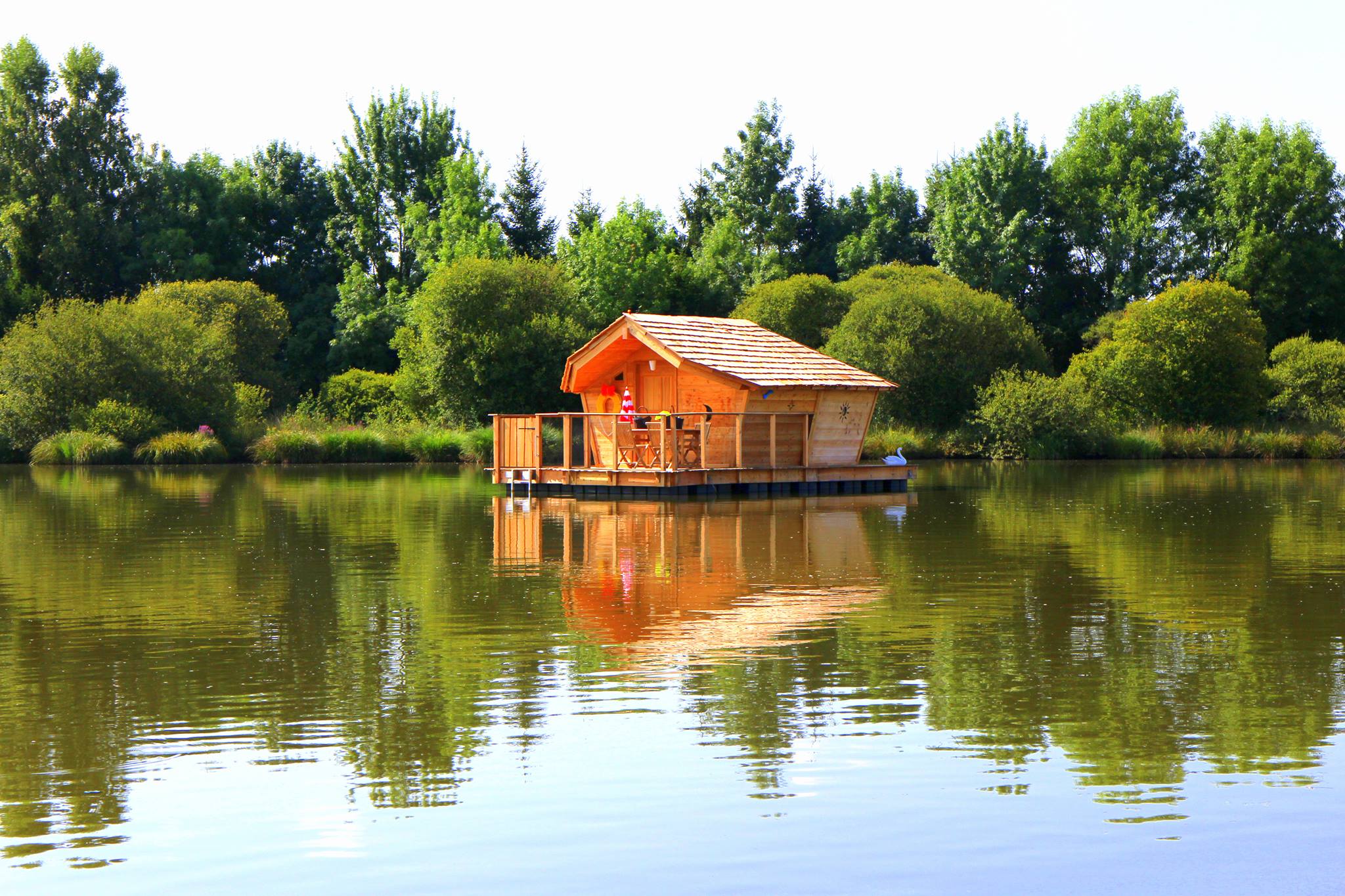 Le Village Flottant De Pressac Un Lieu Unique Et Insolite Conso Mag le-village-flottant-de-pressac-un-lieu-unique-et-insolite-conso-mag
