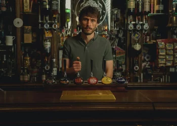 Richard Gadd derrière un bar