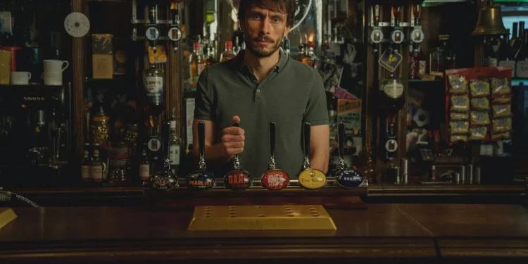 Richard Gadd derrière un bar