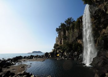 Jeongbang Pokpo (정방폭포), une cascade unique en Asie