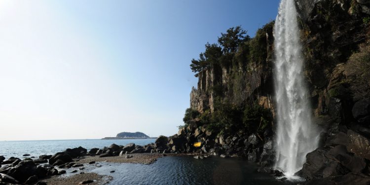 Jeongbang Pokpo (정방폭포), une cascade unique en Asie