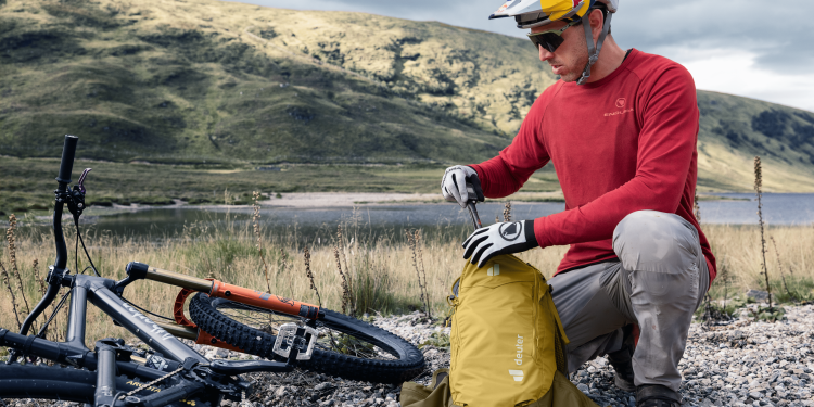 Deuter Attack 16 : un sac à dos VTT qui protège autant qu’il accompagne